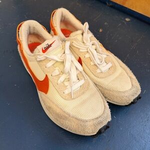 Nike Women’s Sneakers Size 7.5 - Waffle Debut Vintage DX2931-100 orange/cream